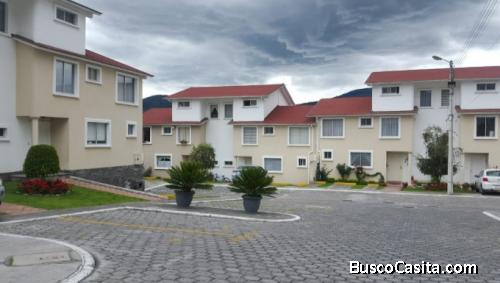 VENDO LINDA CASA EN CARCELÉN, URBANIZACIÓN EINSTEIN, 4 HABITACIONES, 2 PARQUEOS