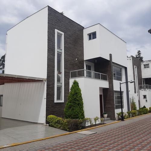 ARMENIA, vendo casa de 3 dormitorios, estudio, balcones, 3 estacionamientos 