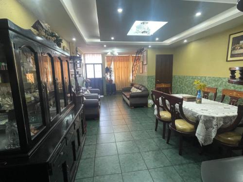 SANGOLQUI, vendo casa independiente, en 3 plantas, 3 dormitorios, 2 salas, terraza