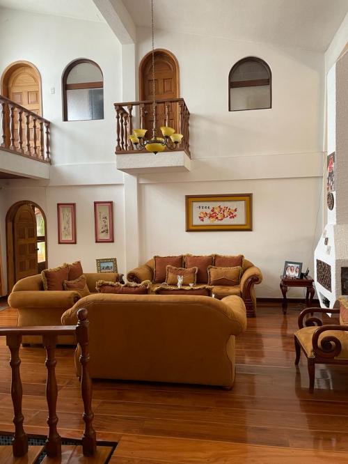 ARRIENDO, los Chillos, casa grande apta para consultorios, restaurante, etc