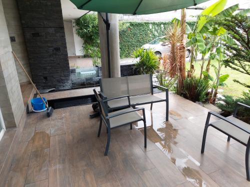 Propiedad Comercial, terreno 606m2, construcción 390m2: casa, oficinas, 8 parqueos, terreno