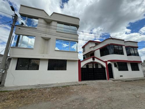OPORTUNIDAD, vendo en Conocoto proyecto de 4 casas en construcción, patio adoquinado 
