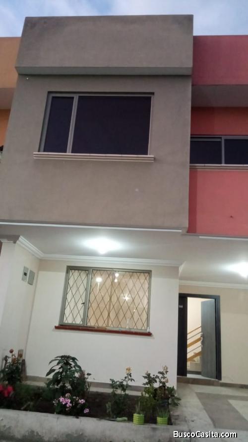 CASA DE TRES PLANTAS EN VENTA