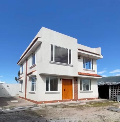 CAPELO, vendo casa estrenar, 4 dormitorios, patio, garage y bodega; $ 130000 
