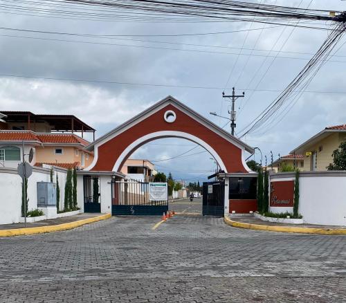 CAPELO, vendo casa de 3 dormitorios, gimnasio, estudio, 2 garages, BBQ y balcones 