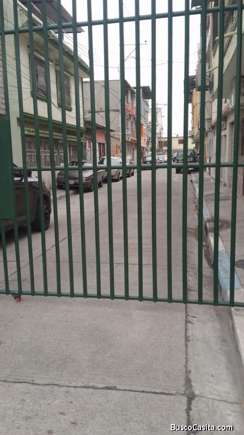 Se vende casa rentera de 3 pisos en cdla 