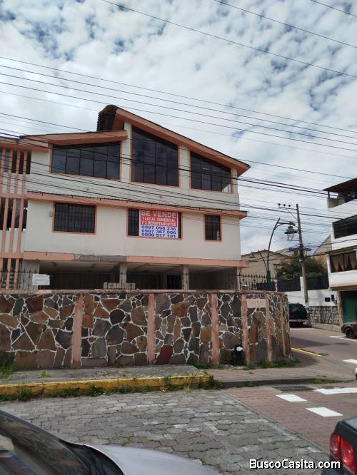 SE VENDE HERMOSA CASA EN EL CENTRO DE SANGOLQUI