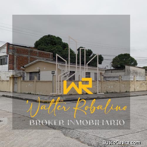 Vendo casa esquinera Cdla Bolivariana para inversion