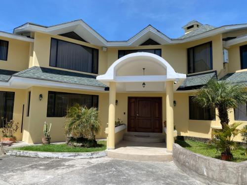 CHILLOS, RENTO casa grande en conjunto de 3 casas, área húmeda, canchas