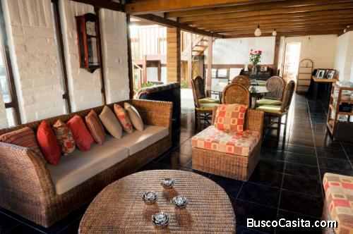 Esta hermosa casa está en una urbanización tranquila y segura, con espacios para mascotas, bicicleta