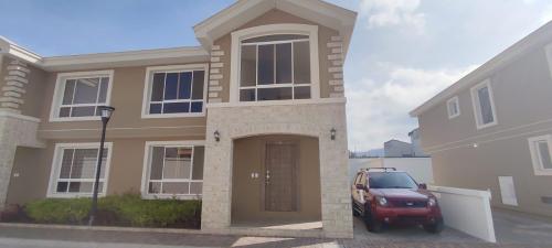 Los Chillos, San Gabriel, vendo casa 3 alcobas, terreno 240m2, construcción 182m2, patio