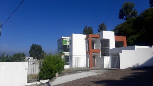 Vendo propiedad de 900m2 de terreno y 230m2 de construcción, 1 dormitorio en planta baja 