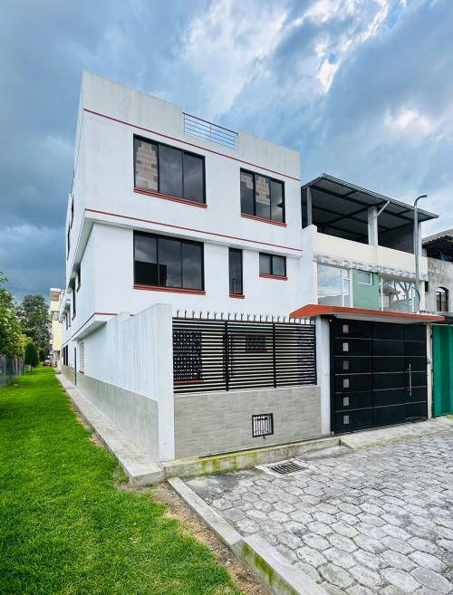 CONOCOTO, Vendo casa dúplex con departamento independiente, 2 estacionamientos, a estrenar  