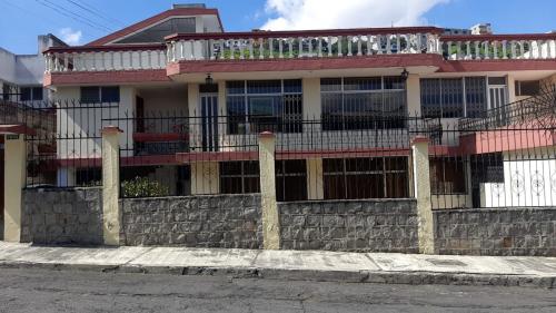 Casa rentera en venta, un local y de 2 departamentos, Urbanización El Madrigal (Cuscungo)