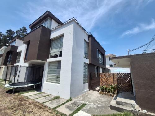 CONOCOTO, vendo casa de 4 dormitorios, 240m2 de terreno y 263m2 de construcción