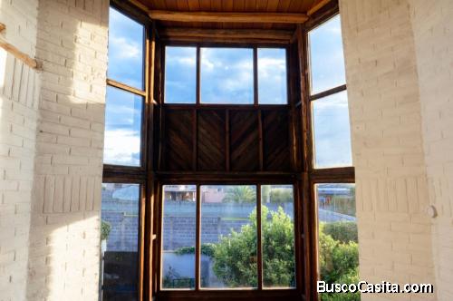 Esta hermosa casa está en una urbanización tranquila y segura, con espacios para mascotas, bicicleta