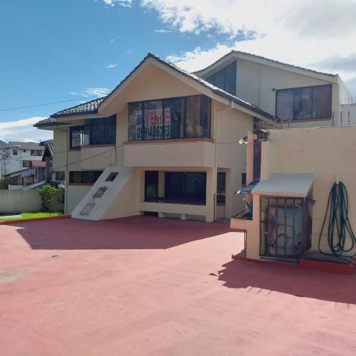 QUITO, sector Colegio Einstein, vendo propiedad de 533m2 de terreno y 397m2 de construcción