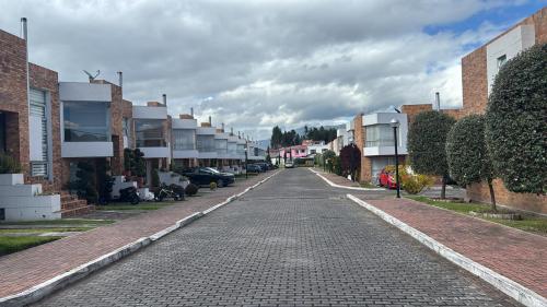 LOS CHILLOS, Casa en venta, Jardines de San Luis, 3 dormitorios, 2 estacionamientos 