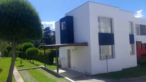 ARMENIA, vendo casa con terreno, de 3 dormitorios en conjunto, 2 estacionamientos  