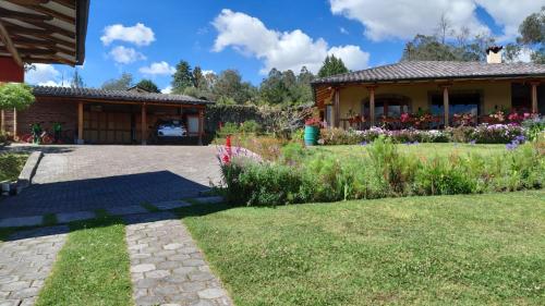 LOS CHILLOS, vendo quinta tipo Mixta, 2734m2 de terreno y 436m2 de construcción, piscina