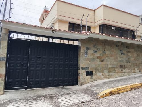 CHILLOS, propiedad en venta, 3 departamentos, una Suite, 252m2 terreno, 4 garages
