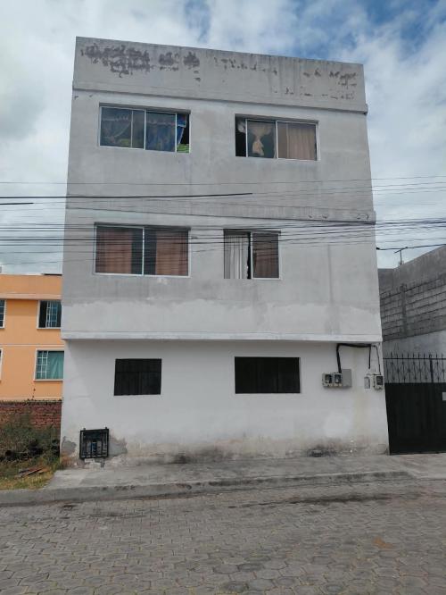 CHILLOS, vendo propiedad rentera, tiene 3 departamentos , 3 estacionamientos, terraza