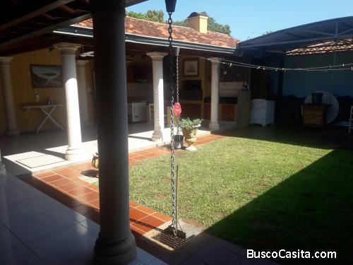 VENDO HERMOSA CASA ZONA MARIANO ROQUE ALONSO, BARRIO CENTRAL