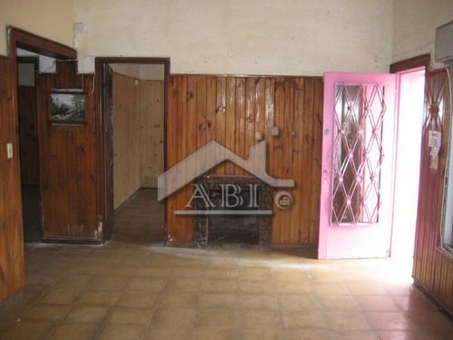 LAS ACACIAS: Casa de tres dormitorios, fondo y estacionamiento - CA 238