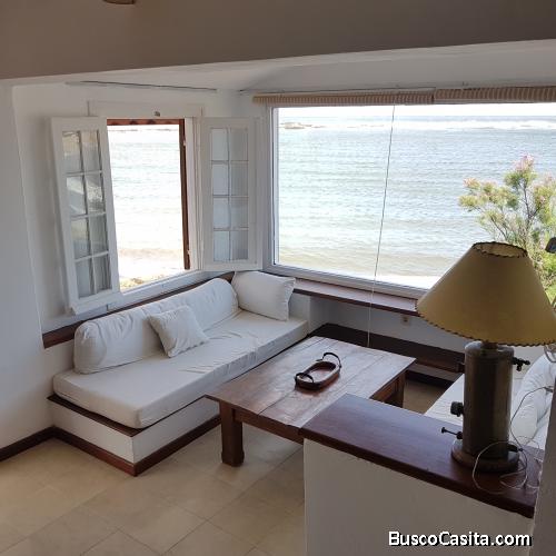 Divina casa a 8 pasos del mar en La Paloma, sobre la playa en Bahía Chica, 4 dormitorios y 3 baños.