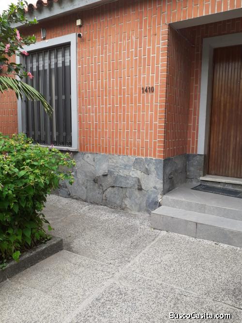 DUEÑO VENDE O PERMUTA POR MENOR VALOR PRECIOSA CASA , PROPIEDAD UNICA , 3 DORMITORIOS ,