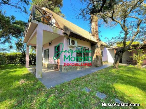 EL RANCHO encantadora casa frente a la sierra de Bella Vista en medio de gran jardín