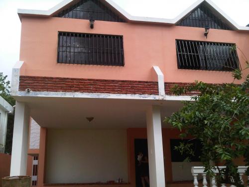 Vendo casa en Puerta de Hierro con 200 metros de const.