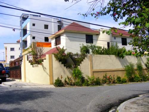 Vendo casa en Arroyo Hondo II, con 330 metros de const. y 362 de solar.