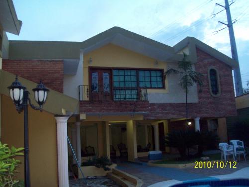 Vendo Casa en Arroyo Hondo II, con 852 metros de const. y 1175 metros de solar.