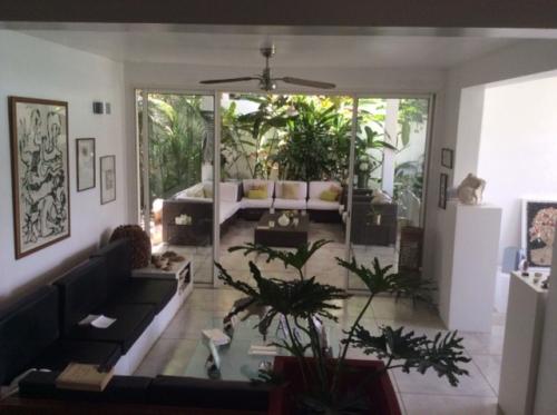  Residencia los cacigazgos-cb Recibidor 2 sala 2 estar comedor con cascada, revestida de alhajas ½ baño de visita                                     