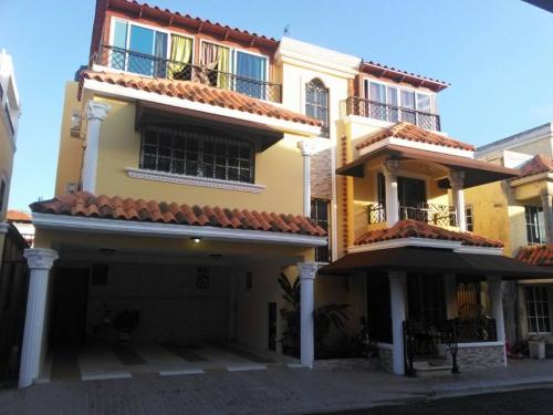 LA VENDO CASA DE TRES NIVELES, 285 METROS