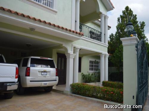 Casa en venta en Alto de Arroyo Hondo de 2 niveles una casa que congenia con características de prim