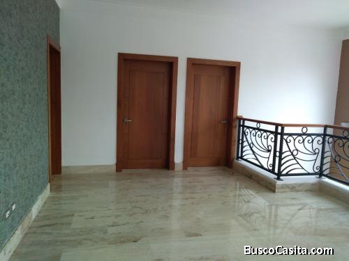 Casa de 5 dormitorios cada una con baño, piscina