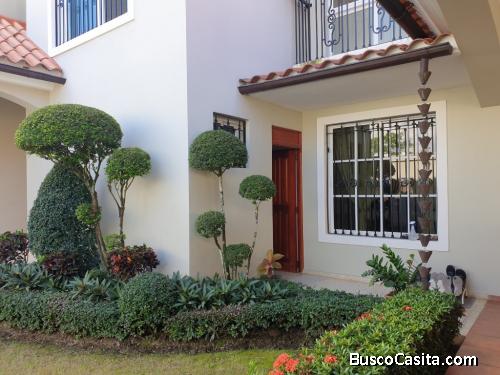 Se vende casa en La Vega, Residencial Gloria