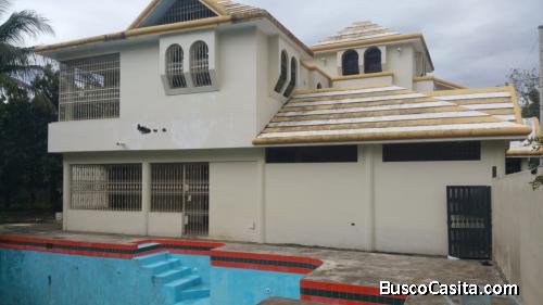 CASA CON PISCINA DE VENTA EN BONAO