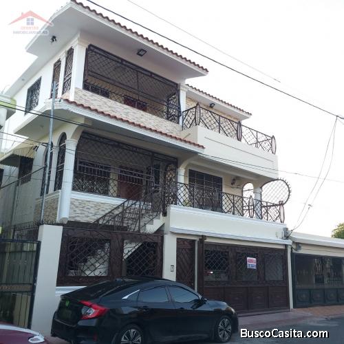 ESPECTACULAR CASA DE 3 NIVELES EN SAN ISIDRO,
