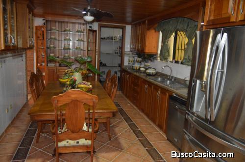 VENDO CASA EN ARROYO HONDO AMUEBLADA. 