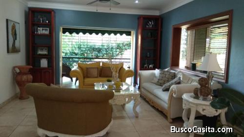 VENDO CASA EN ALTOS DE ARROYO HONDO.