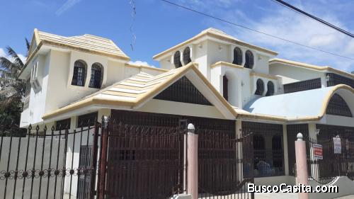 CASA AMPLIA CON PISCINA DE VENTA EN BONAO