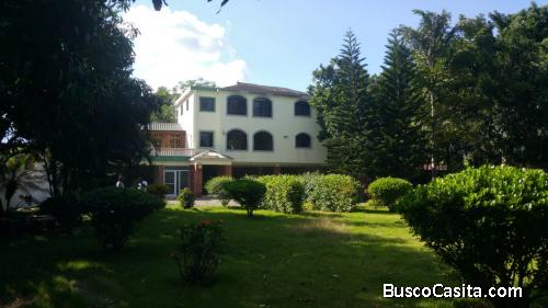 CASA DE 3 NIVELES Y AMPLIO PATIO DE VENTA EN BONAO