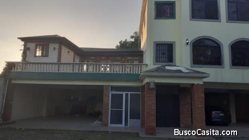 CASA DE 3 NIVELES Y AMPLIO PATIO DE VENTA EN BONAO