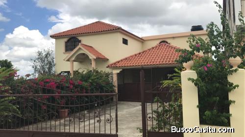 ATENCION HIGUEY…..Vendo Excelente Casa de 2 Niveles en Brisas del Llano