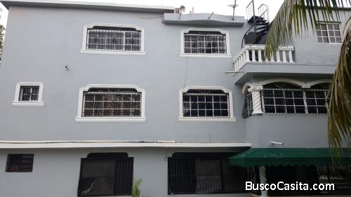 Casa de tres niveles dividida para rentar