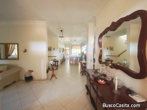 Amplia casa de  dos niveles con Piscina en Santo Domingo Este