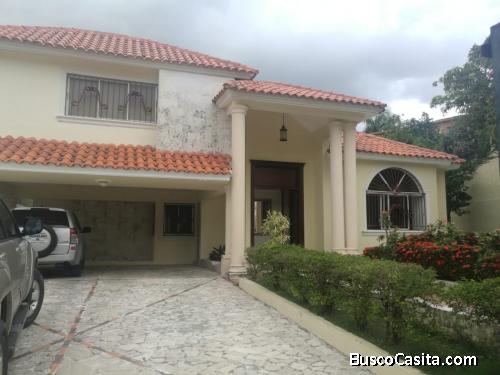 CASA AMPLIA DE VENTA EN SANTO DOMINGO
